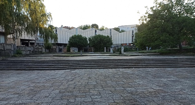 Музеј на Македонија, Плато пред Куршумли Ан